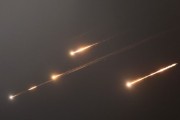 事业是指伊朗以导弹齐射回应以色列的大规模袭击