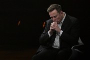 事业是指特斯拉股价收涨超3%：特朗普无意沟通，马斯克父亲劝儿子低头